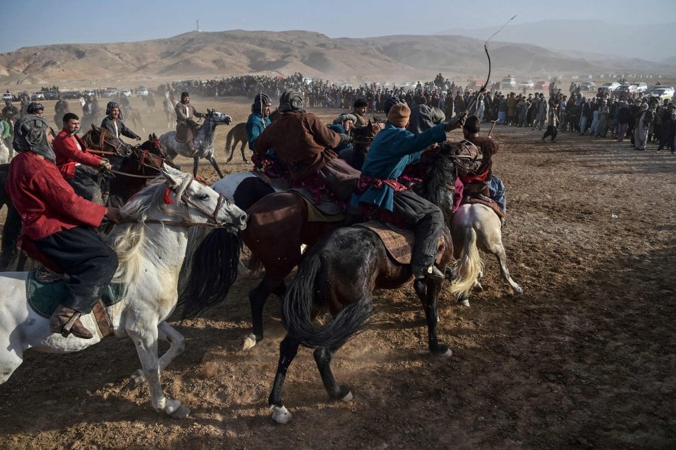 Una competición de 'buzkashi', en el que los jugadores montados a caballo intentan colocar un cadáver de animal decapitado en una portería, en Qara Shabagh (Afganistán).