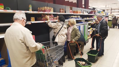 Clientes de Mercadona en una tienda durante los primeros días de acaparamiento.