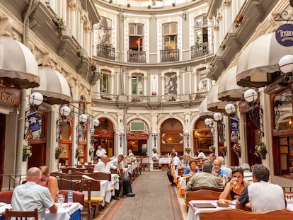 Cicek Pasaji, conocido como el Pasaje de las Flores, en la avenida İstiklal, en el barrio de Beyoglu (Estambul).