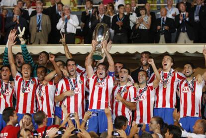 Los jugadores del Atlético de Madrid levantan la Supercopa de Europa