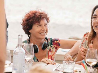 Icíar Bollaín y Candela Peña, en el rodaje de 'La boda de Rosa'.