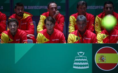 Rafa Nadal observa el partido durante el día 2 de la Copa Davis 2019 en La Caja Mágica en Madrid. 