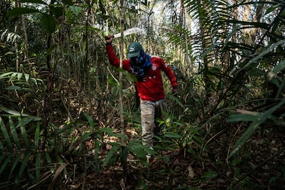 Un campesino va camino a prender fuego a un bosque que taló hace 3 meses, en el municipio de San Vicente del Caguán, departamento del Caquetá.