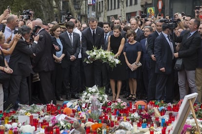 Los reyes Felipe VI y Letizia realizan una ofrenda floral durante un homenaje a las víctimas de los atentados terroristas yihadistas de La Rambla y Cambrils (Tarragona), el 19 de agosto de 2017.