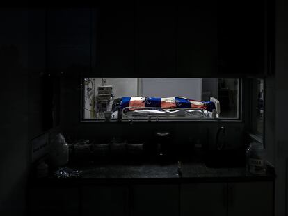 Fotografía de una persona fallecida por covid-19, el 4 de junio de 2020, en un cuarto de la Unidad de Terapia Intensiva del Hospital Posadas de Buenos Aires (Argentina).