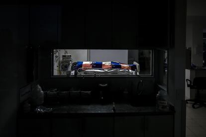 Fotografía de una persona fallecida por covid-19, el 4 de junio de 2020, en un cuarto de la Unidad de Terapia Intensiva del Hospital Posadas de Buenos Aires (Argentina).