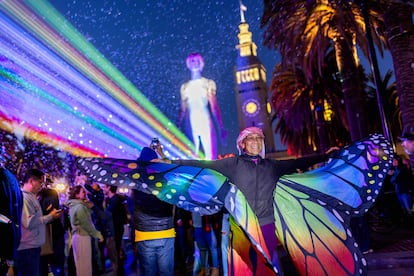 Los láseres del Ferry Building se iluminan a lo largo de Market Street durante la celebración anual del Orgullo en San Francisco el 27 de junio de 2025.