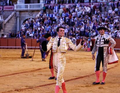 Rafael Serna pasea la oreja que cortó al sexto toro de la tarde.