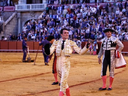 Rafael Serna pasea la oreja que cortó al sexto toro de la tarde.