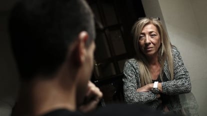 María y su hijo Nacho en su piso de Carabanchel (Madrid).