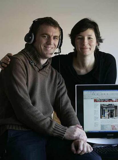 Marina Díez y Ben Curtis, en su casa de Madrid.