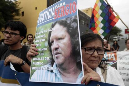 Una manifestante sostiene una fotografía de Sergio Rojas, el líder indígena costarricense asesinado en 2019, durante una protesta en San José.