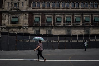 Un grupo de feministas protest a las puertas del Palacio Nacional el pasado lunes ante la decisin de Lpez Obrador de respaldar la candidatura de Flix Salgado Macedonio al Gobierno de Guerrero, a pesar de que dos mujeres lo han denunciado por violacin y otras lo han acusado de abuso y acoso sexual.