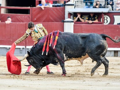 Fernando Robleño y 'Matorrito', el toro triunfador de la corrida concurso.