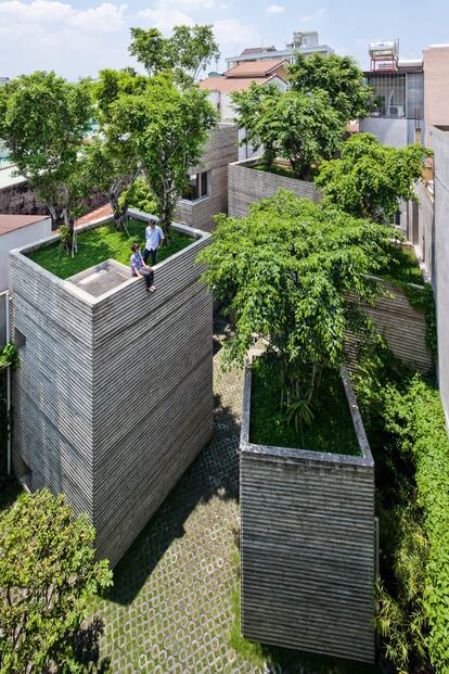 Construida en un terreno de 474 m2, en la ciudad vietnamita de Ho Chi Minh, esta casa está dividida en cinco prismas que hacen de hogares y de macetas en las que plantar árboles. Estos prismas se conectan entre sí mediante espacios semiexteriores y jardines, lo que permite a los residentes disfrutar de la naturaleza tanto dentro como fuera del hogar.