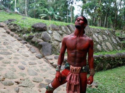 Un hombre caracterizado da la bienvenida en el Parque Arqueológico Nacional Tak'alik Ab'aj de Guatemala.