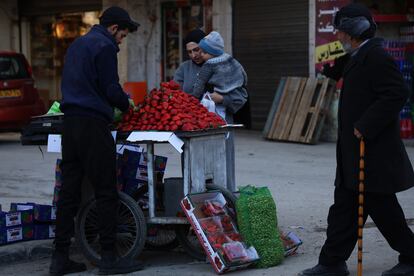 Un vendedor en el campo de refugiados de Shuafat, en Jerusaln Este. 