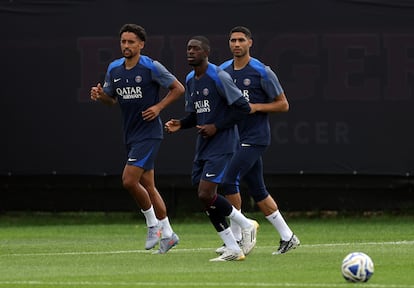 De izquierda a derecha, Marquinhos, Ousmane Dembélé y Achraf Hakimi durante el entrenamiento previo a la final contra el Chelsea.