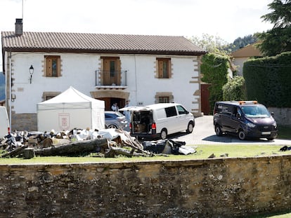 Patrullas de la Policía Foral y agentes de Policía Judicial y Científica, en la vivienda de Labiano (Navarra) donde un hombre de 80 años ha sido detenido por la muerte de su hijo, de 55 años, este domingo.
