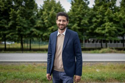 El candidato del partido de extrema derecha RN, Julien Leonardelli, este viernes durante una jornada de campaña electoral en Fronton, sur de Francia.