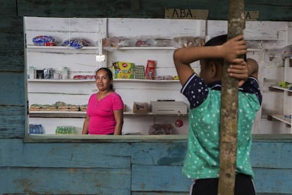 Adelaida Morán y su nieto Eduardo, en el quiosco de Santa Rosa El Ahogado.