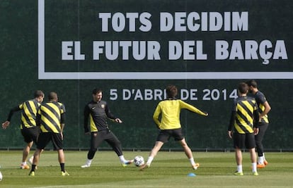 Messi toca el bal&oacute;n en un &#039;rondo&#039; del equipo.