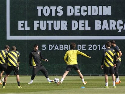 Messi toca el bal&oacute;n en un &#039;rondo&#039; del equipo.