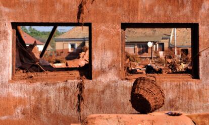 Aspecto que tienen las casas de la población de Kolontar, evacuada ante el riesgo de otra ruptura de la presa.