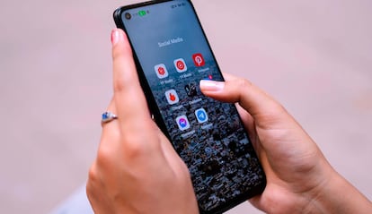 Móvil con diferentes aplicaciones de YouTube en la pantalla