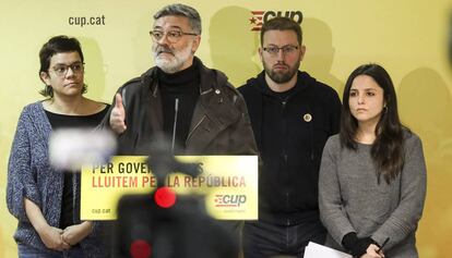 Los diputados de la CUP, Natàlia Sánchez, Carles Riera, Vidal Aragonés y Maria y Maria Sirvent, en una rueda de prensa en la sede de la CUP.