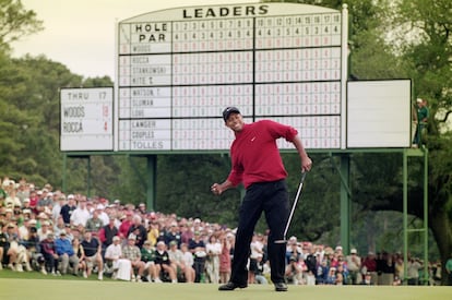 Tiger Woods celebra, el 13 de abril de 1997, su victoria en el Masters.