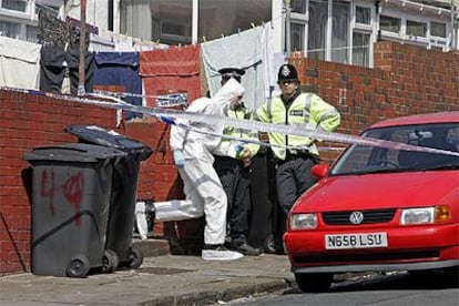 Uno de los investigadores sale de una de las casas inspeccionadas en Leeds.