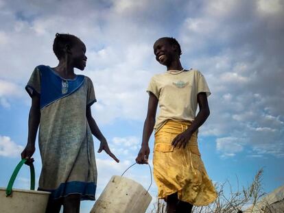 Dos chicas cargan cubos para agua en la zona de Alto Nilo de Sudán del Sur.