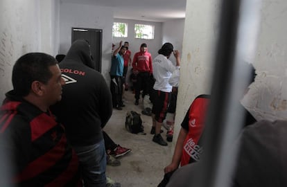 Un grupo de hinchas del Colón de Argentina, en el calabozo.