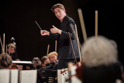 Klaus Mäkelä al frente de la Orquesta de París en el Palacio de Carlos V.