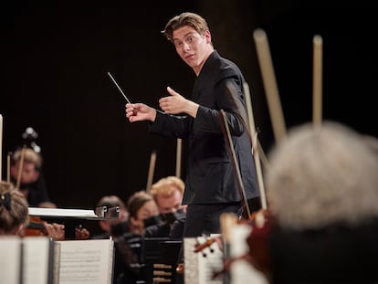 Klaus Mäkelä al frente de la Orquesta de París en el Palacio de Carlos V.