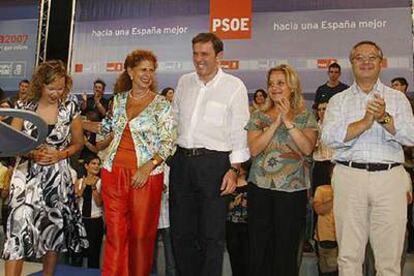 Pla abraza a la candidata a la alcaldía de Valencia, Carmen Alborch, en presencia de José Blanco.