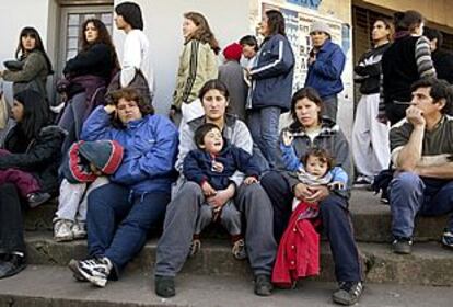 Parados argentinos hacen cola para recibir su subsidio en el distrito bonaerense de Matanza.