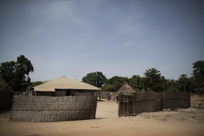 A 46 minutos en coche de la ciudad de Bafatá, en el Este del Guinea-Bisáu, está Cansantin. El acceso es por caminos de tierra, a veces son inaccesibles en turismos y solo se puede llegar en moto. Y en épocas de lluvia, ni eso. En esta aldea, la mayoría de la población practicaba la defecación al aire libre, hasta que por intermediación de la ONG local ASPAAB los vecinos empezaron a construir letrinas en sus viviendas. En el mundo, 2.000 millones de personas carecen de saneamiento y 673 millones hacen sus necesidades al descubierto. En el caso de Guinea-Bisáu (1,9 millones de habitantes), un 10,6% de la población tiene este problema. El porcentaje asciende al 16,2% en áreas rurales.