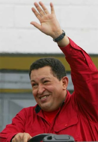 Hugo Chávez saluda a sus seguidores tras votar en Caracas.