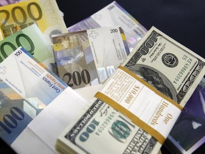 Fajos de francos suizos, dólares y euros.