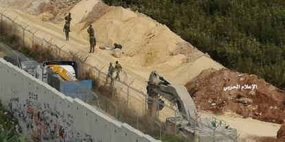 Esta imagen difundida por Hezbolá muestra a varios soldados iraelíes cavando en la frontera.