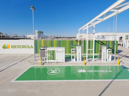 La hidrogenera de Iberdrola, en la Zona Franca de Barcelona, abastece de esta energía limpia a los autobuses de TMB (Transportes Metropolitanos de Barcelona).