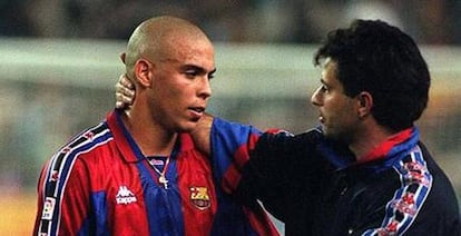 Ronaldo y Mourinho, durante un partido del Barcelona.