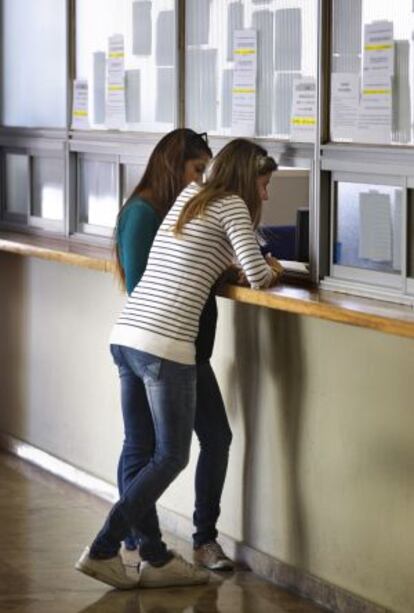 Para mantener la beca, los estudiantes tienen que aprobar el 90% de las asignaturas en humanidades y el 65% en las carreras técnicas