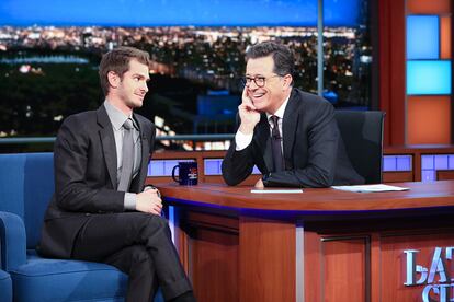 Andrew Garfield criticó el término ‘estrella de cine’ en el programa de Stephen Colbert.