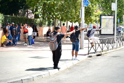 Un grupo de hombres busca empleo en Plaza Elíptica durante la ola de calor, el 19 de julio de 2024.