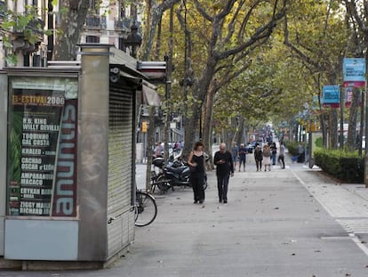 Un quiosc tancat al carrer de Muntaner.