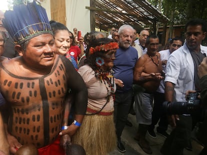 Lula da Silva, escoltado por guardaespaldas, se reúne con líderes indígenas este viernes en Belem, en la Amazonia.