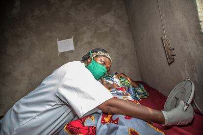 Due to their experience with Ebola, Pauline, 58, and her colleague were able to adapt more quickly to the challenges posed by Covid-19 in the Democratic Republic of the Congo. “The management of patients remains difficult,” she says. “We are also facing shortages of PPE and medications.”